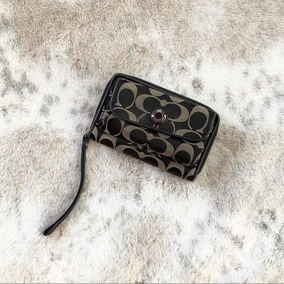 Coach Handbags - 5/25 Coach Logo Wristlet Wallet